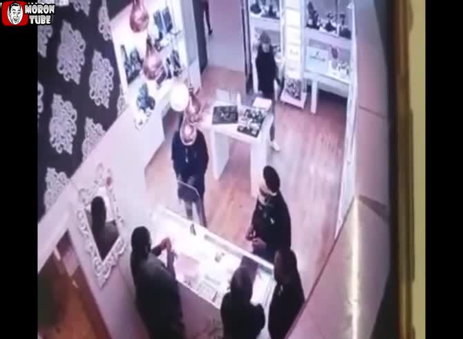 Video :After discovering the incorrect jewelry store, a group of robbers are shot (public cautioned)
